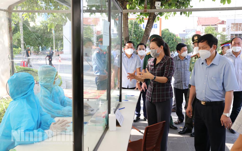 Secretary of provincial Party Committee inspects COVID-19 prevention and control