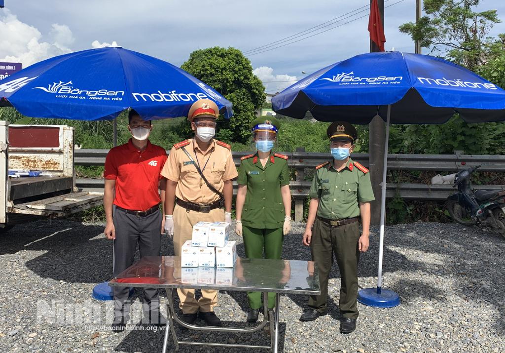 Mobifone Ninh Bình trao tặng vật tư, phương tiện hỗ trợ Công an tỉnh phòng, chống dịch COVID- 19
