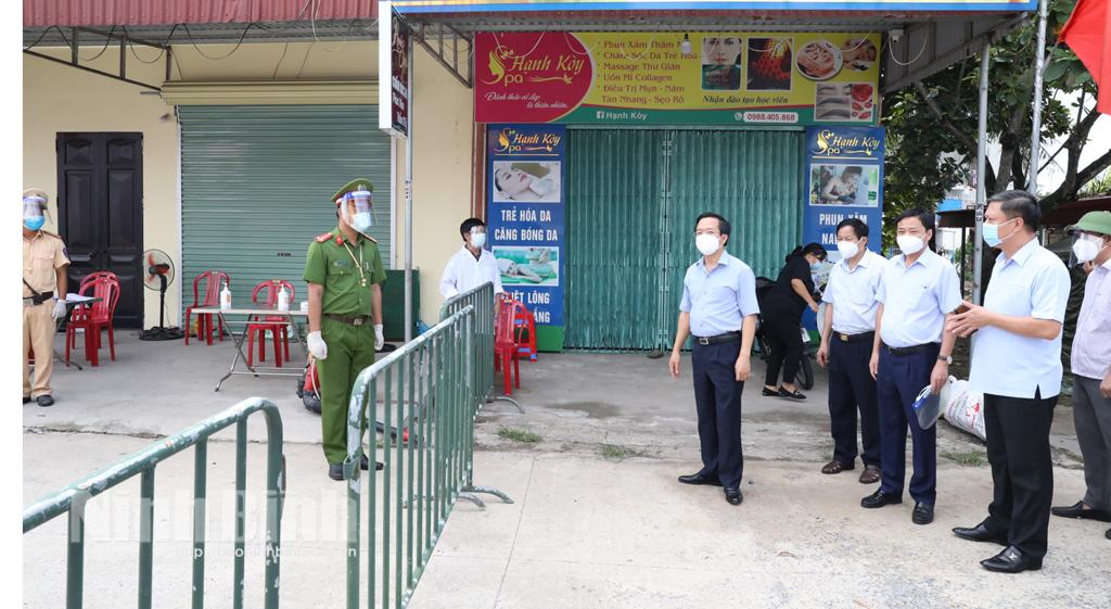 Đồng chí Chủ tịch UBND tỉnh kiểm tra việc thực hiện Chỉ thị 15, 16 của Thủ tướng Chính phủ tại huyện Kim Sơn