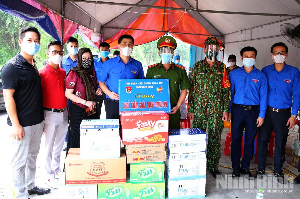 Tỉnh đoàn phối hợp Hội Doanh nhân trẻ tỉnh tặng quà các lực lượng trực tại các chốt kiểm soát phòng, chống dịch COVID-19
