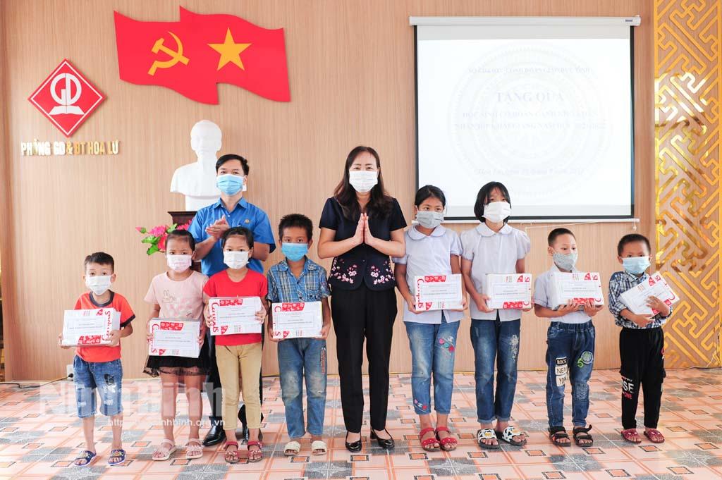 Tặng quà và trao học bổng cho học sinh có hoàn cảnh khó khăn nhân dịp khai giảng năm học mới 2021-2022