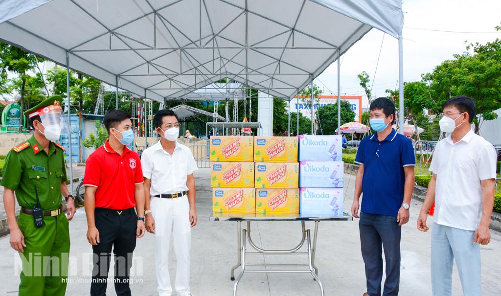 Thăm, tặng quà các chốt kiểm soát phòng, chống dịch COVID-19