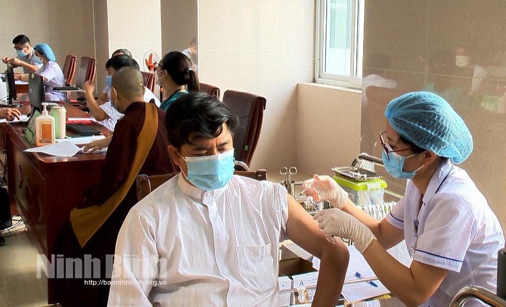 Tiêm phòng vắc xin COVID-19 cho gần 200 chức sắc, chức việc các tôn giáo