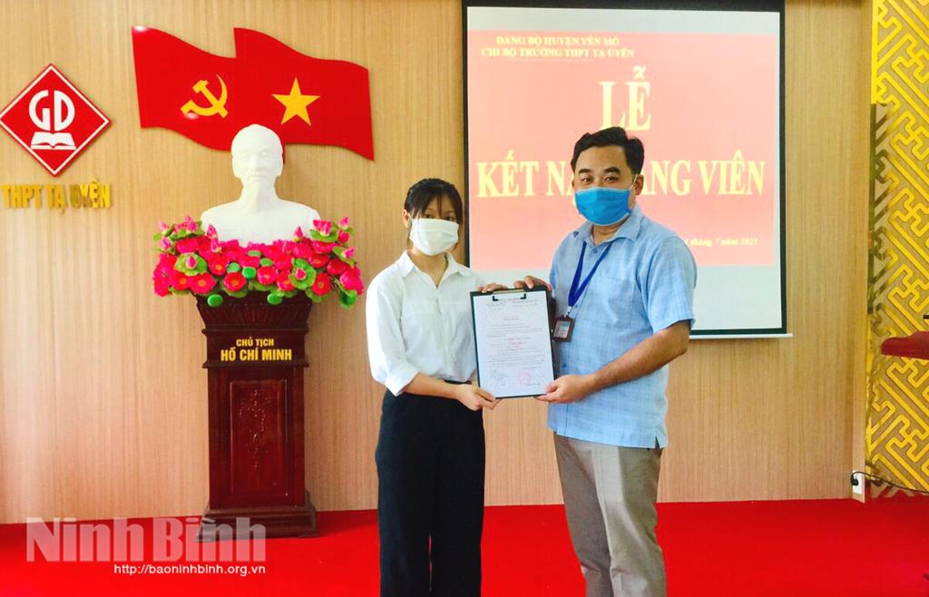 Trần Thị Huyền - Tấm gương vượt khó học tập tốt