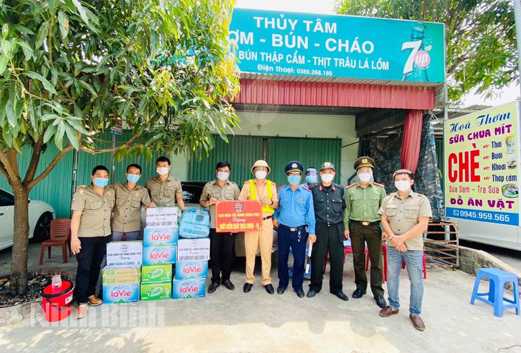 Câu lạc bộ bán tải Ninh Bình thăm, tặng quà lực lượng làm nhiệm vụ tại các chốt kiểm soát dịch COVID- 19