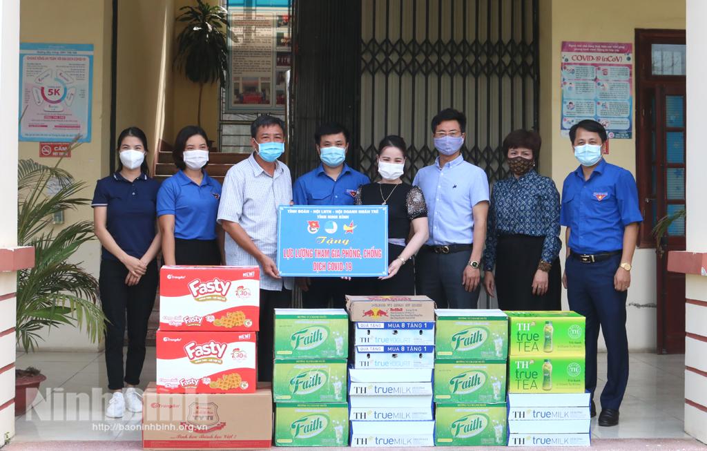 Tặng quà lực lượng tuyến đầu chống dịch COVID-19 trên địa bàn tỉnh