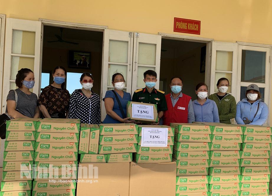Tặng quà lực lượng tuyến đầu chống dịch tại huyện Kim Sơn