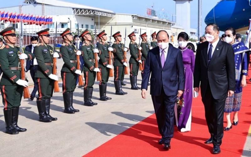Chủ tịch nước Nguyễn Xuân Phúc tới thủ đô Vientiane, bắt đầu thăm hữu nghị chính thức Lào