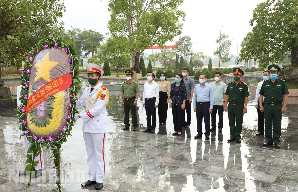 Các đồng chí lãnh đạo tỉnh dâng hương nhân kỷ niệm 76 năm Cách mạng tháng Tám và Quốc khánh 2/9
