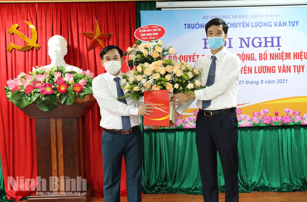 Công bố quyết định điều động, bổ nhiệm hiệu trưởng Trường THPT chuyên Lương Văn Tụy