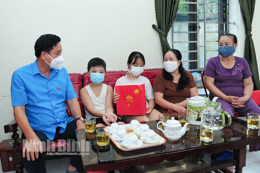 Thăm các gia đình cán bộ y tế có hoàn cảnh khó khăn đang tham gia chống dịch tại thành phố Hồ Chí Minh và Bình Dương