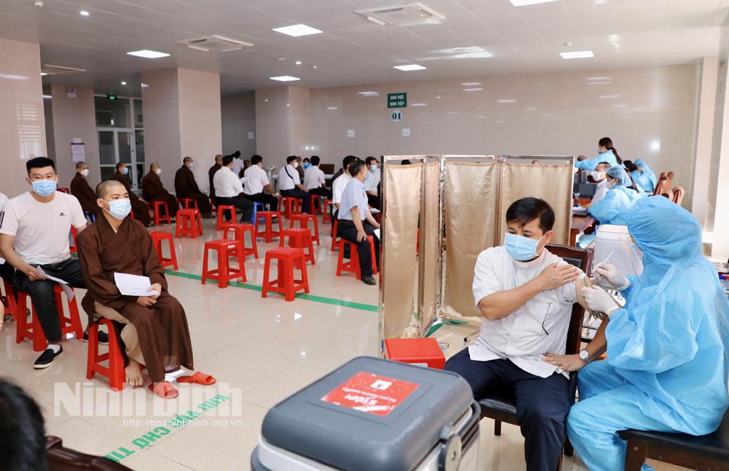 Hơn 120 chức sắc, chức việc các tôn giáo được tiêm mũi 2 vắc xin phòng COVID-19