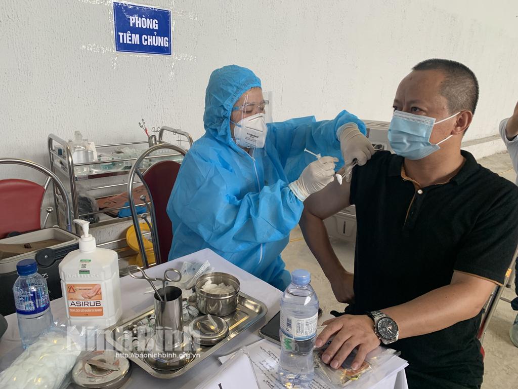 Tiêm phòng cho gần 400 công dân Trung Quốc sinh sống và làm việc tại Ninh Bình