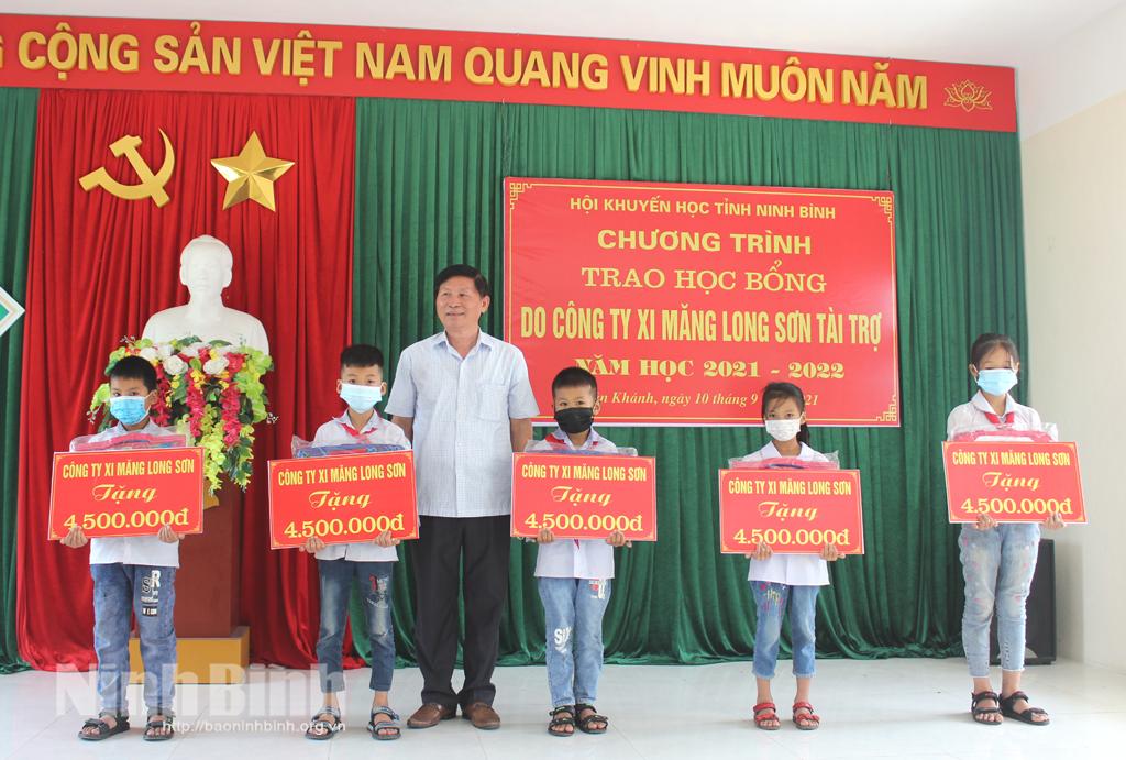Trao học bổng của Công ty Xi măng Long Sơn cho học sinh huyện Yên Khánh, thành phố Ninh Bình