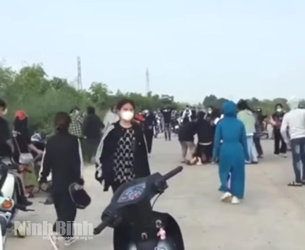 Điều tra vụ hàng chục nữ sinh ẩu đả trên đê Hoàng Long