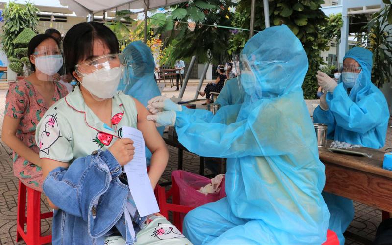 Đối tượng nào cần thận trọng tiêm chủng vaccine COVID-19?