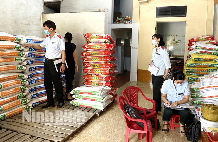 Giá lợn hơi giảm mạnh, giá thức ăn tăng, người chăn nuôi thua lỗ