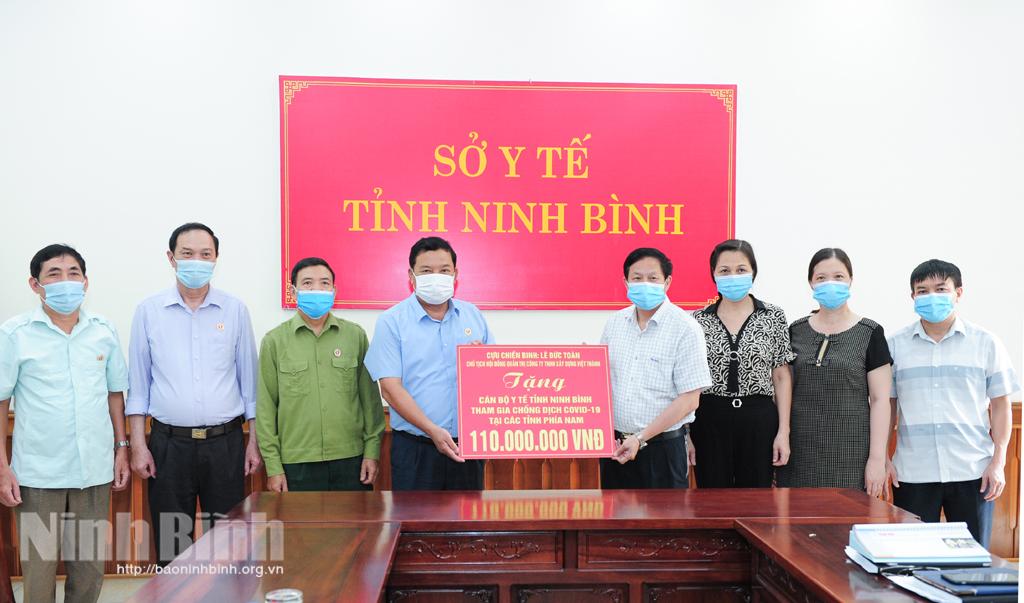 Ủng hộ 110 triệu đồng cho cán bộ y tế tỉnh Ninh Bình tham gia chống dịch tại các tỉnh phía Nam