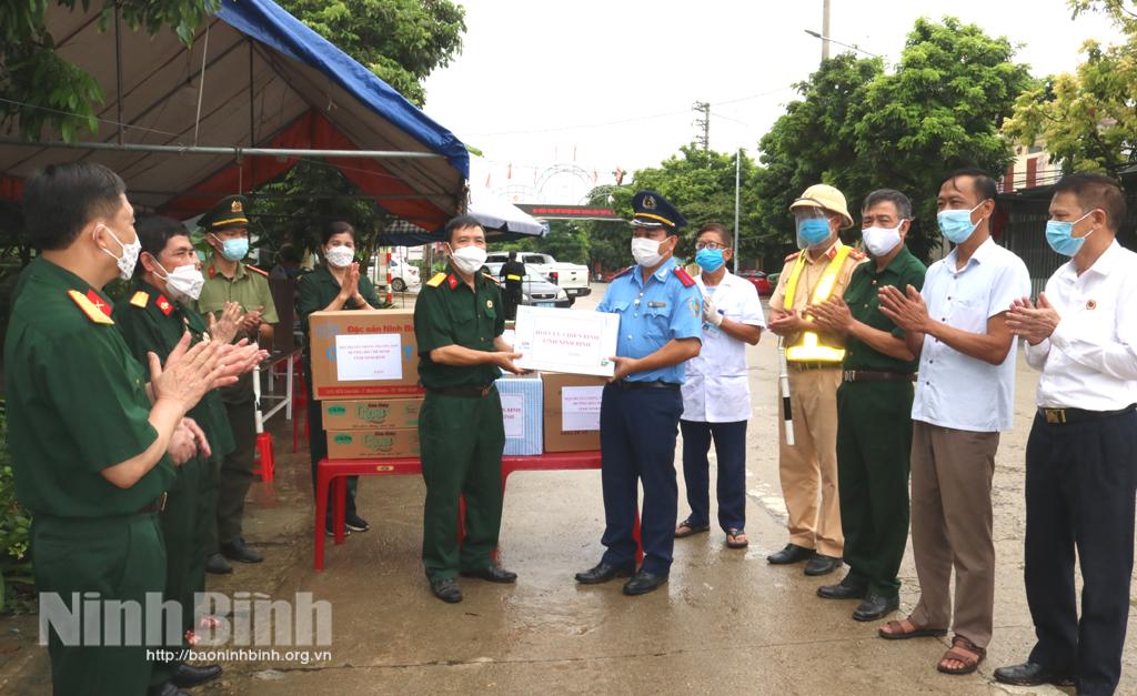 Hội Cựu chiến binh tỉnh tặng quà lực lượng làm nhiệm vụ tại các chốt kiểm dịch