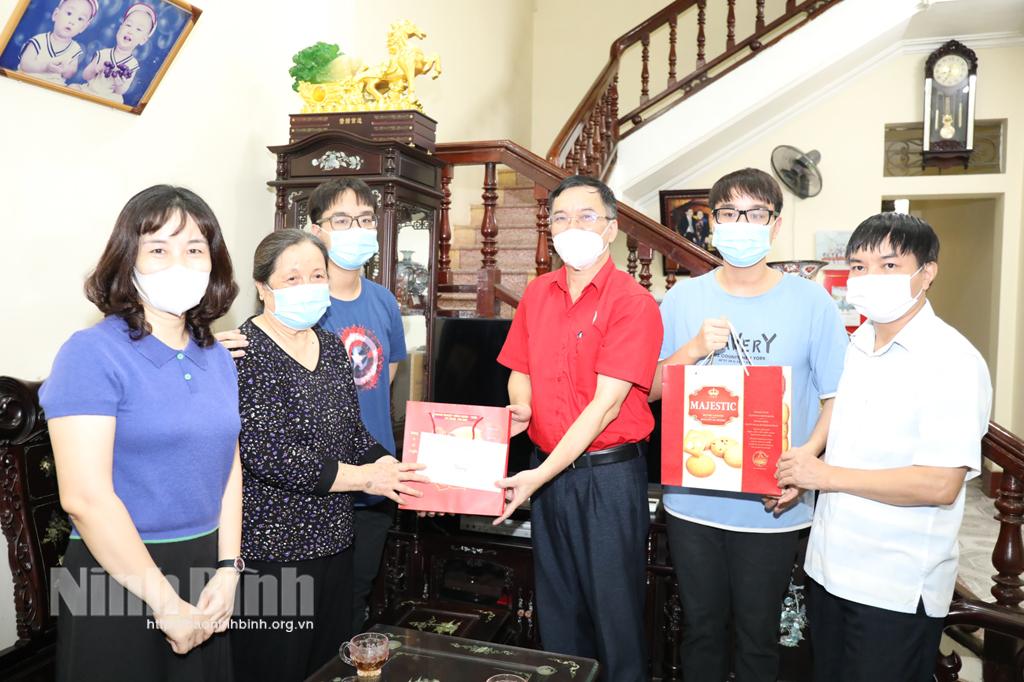 Hội Chữ thập đỏ tặng quà gia đình có cán bộ y tế tham gia chống dịch tại các tỉnh phía Nam