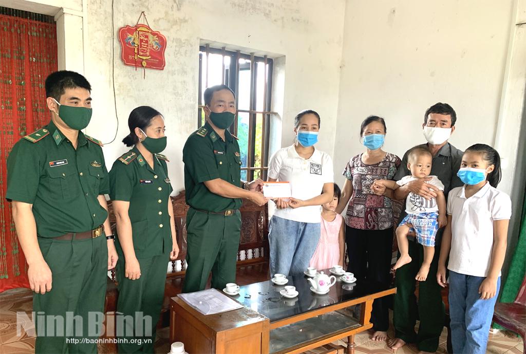 Tặng quà cho con cán bộ, chiến sỹ bộ đội Biên phòng tham gia bảo vệ biên giới