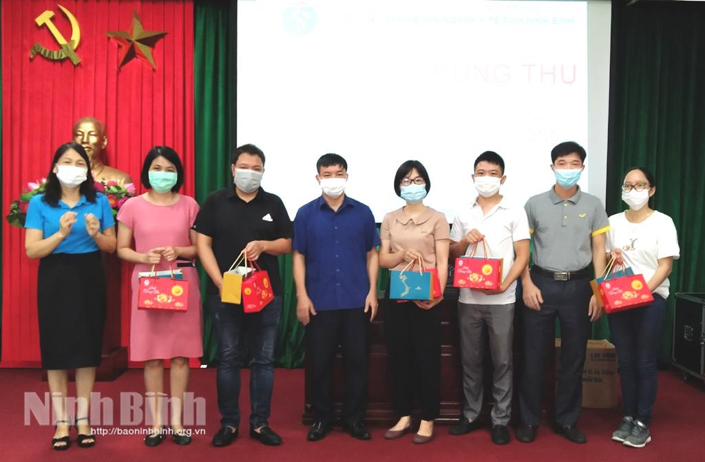 Tặng quà Trung thu cho con cán bộ y tế tăng cường chống dịch các tỉnh phía Nam