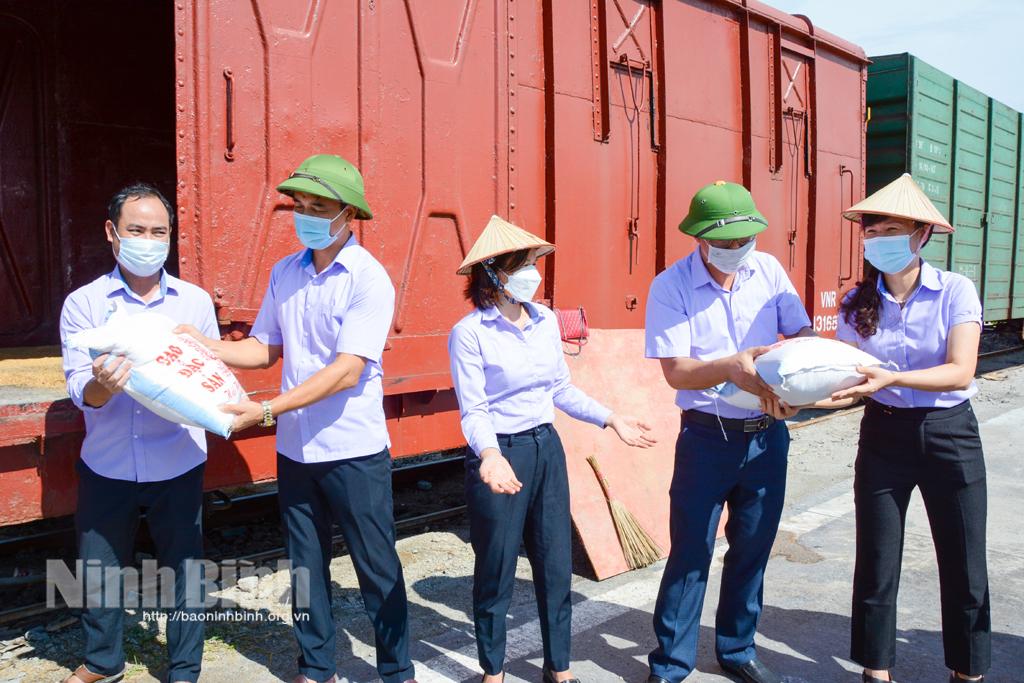 500 suất quà của hội viên, nông dân tỉnh Ninh Bình hỗ trợ thành phố Hồ Chí Minh và Bình Dương