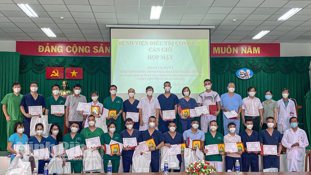 Gặp mặt, chia tay Đoàn cán bộ y tế tỉnh Ninh Bình hoàn thành nhiệm vụ tại Bệnh viện Cần Giờ