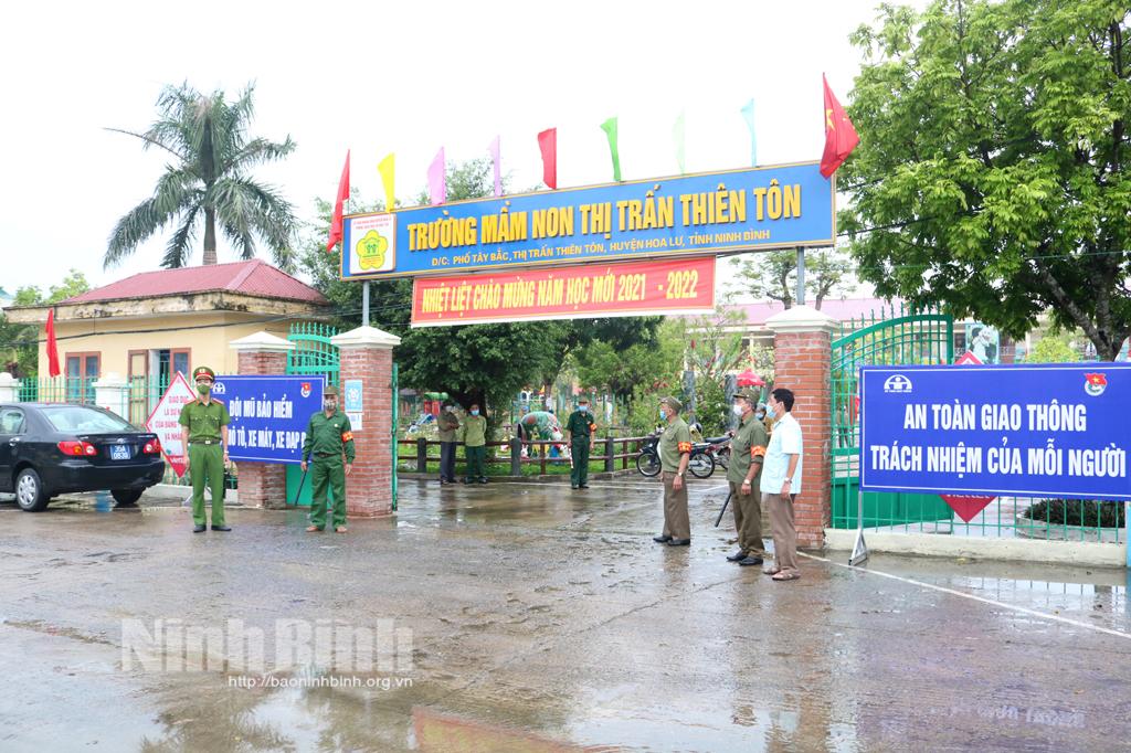 Ra mắt mô hình Cựu chiến binh đảm bảo an toàn giao thông tại cổng trường