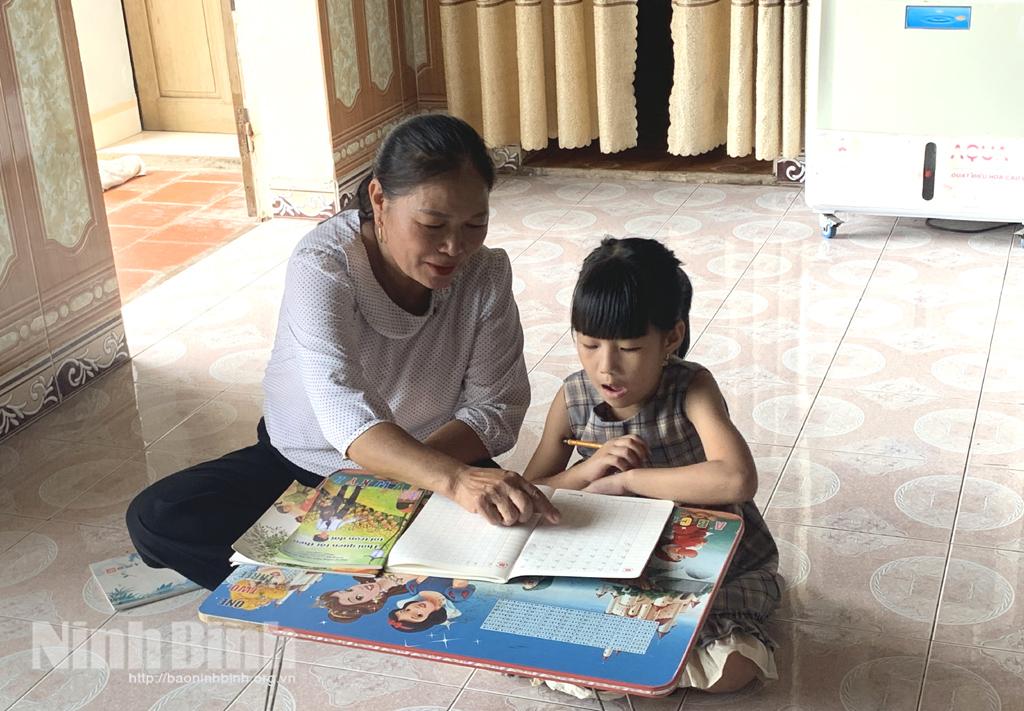 Những nữ chiến sĩ áo trắng "để gia đình lại phía sau"