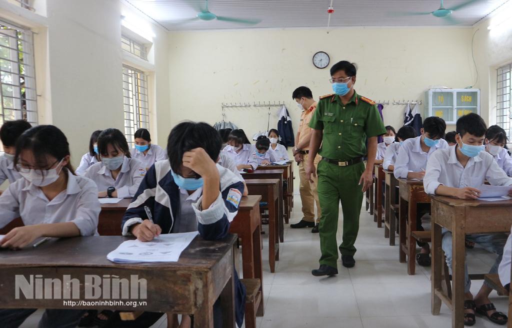 Tổ chức cuộc thi tìm hiểu kiến thức ATGT cho học sinh Trường THPT Yên Mô A