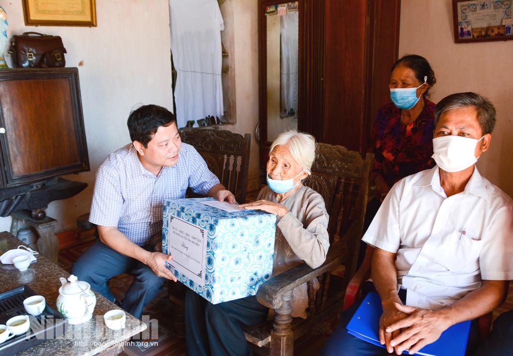 Thăm, tặng quà nhân Ngày Quốc tế Người cao tuổi 1/10