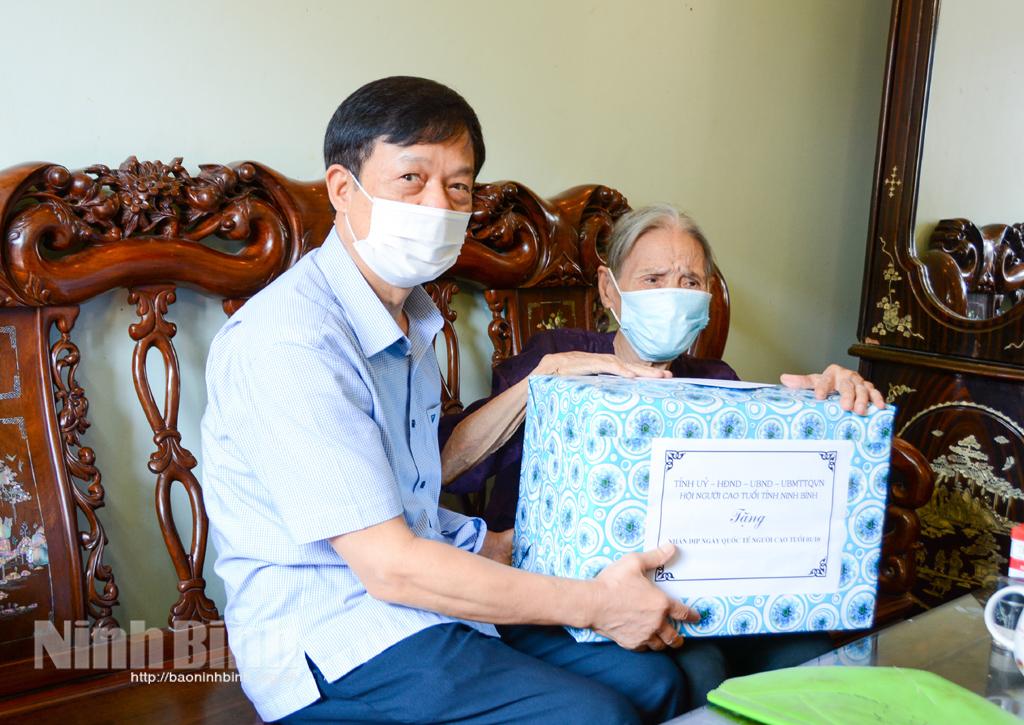 Thăm, tặng quà nhân ngày Quốc tế Người cao tuổi 1/10