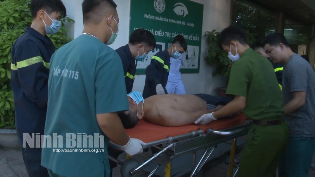 Cứu nạn thành công người bị ngã từ tầng 4, mắc kẹt ở khe tường hẹp