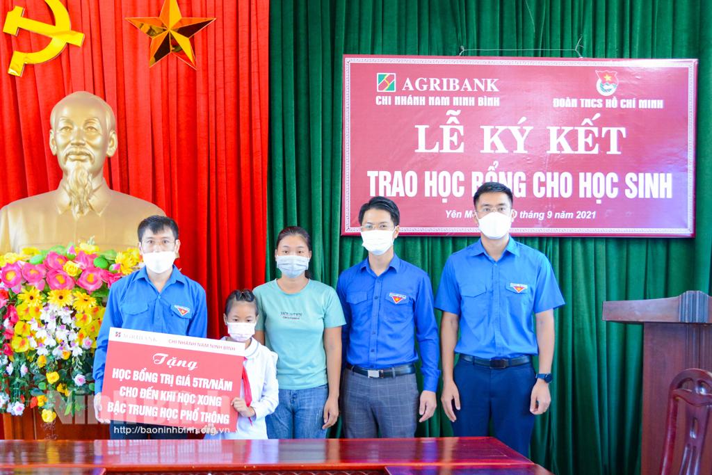 Trao học bổng cho học sinh có hoàn cảnh khó khăn