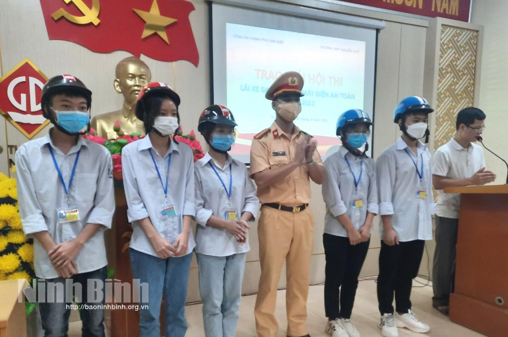 Trao thưởng cho học sinh tham gia Hội thi tìm hiểu kiến thức ATGT