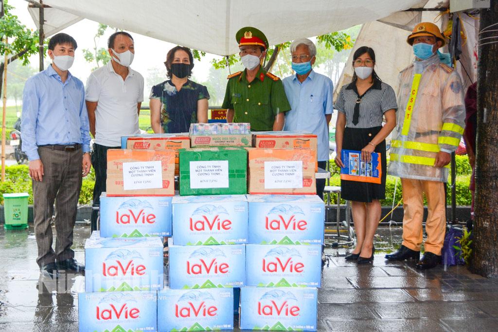 Trao quà hỗ trợ các chốt kiểm soát phòng, chống dịch COVID-19