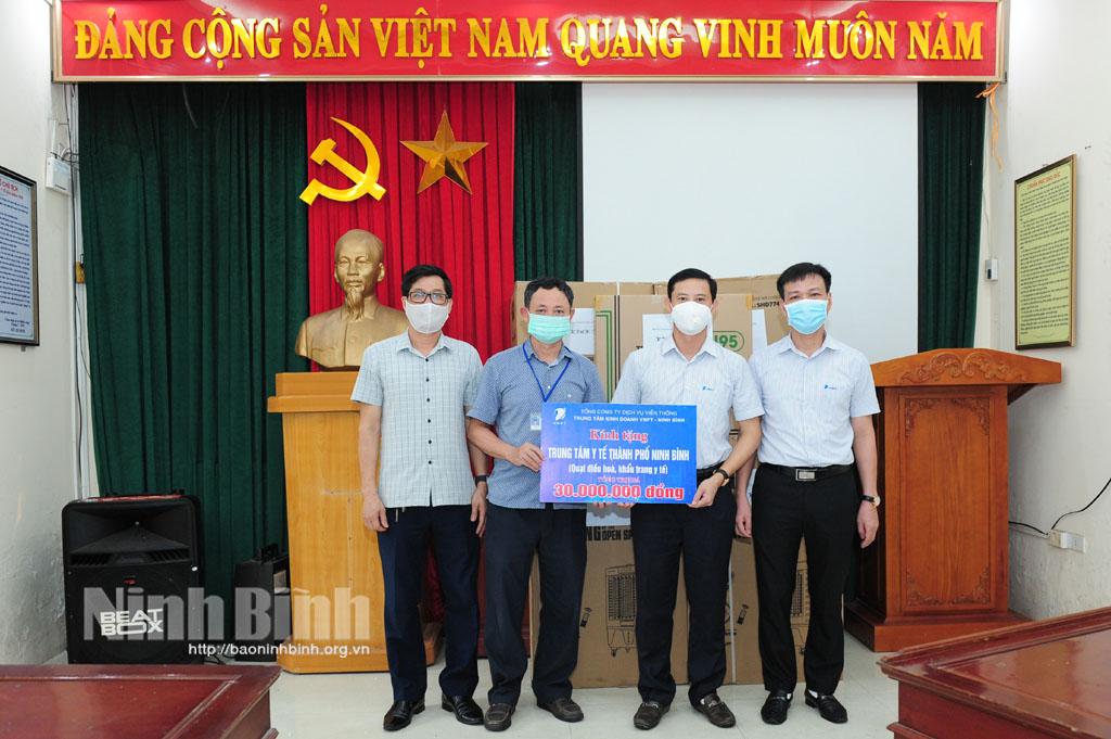 Trung tâm kinh doanh VNPT Ninh Bình tặng quà hỗ trợ phòng chống dịch COVID-19