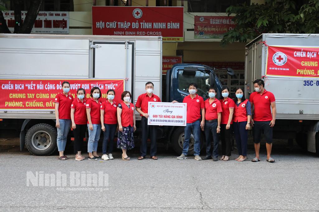 Gửi tặng 600 túi quà cho các hộ gia đình bị ảnh hưởng bởi dịch COVID-19 tại thủ đô Hà Nội