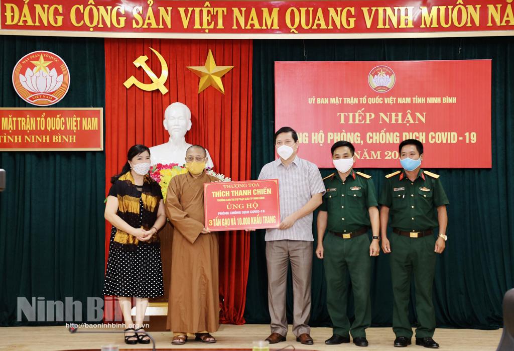 Ủy ban MTTQ Việt Nam tỉnh tiếp nhận ủng hộ phòng, chống dịch COVID-19