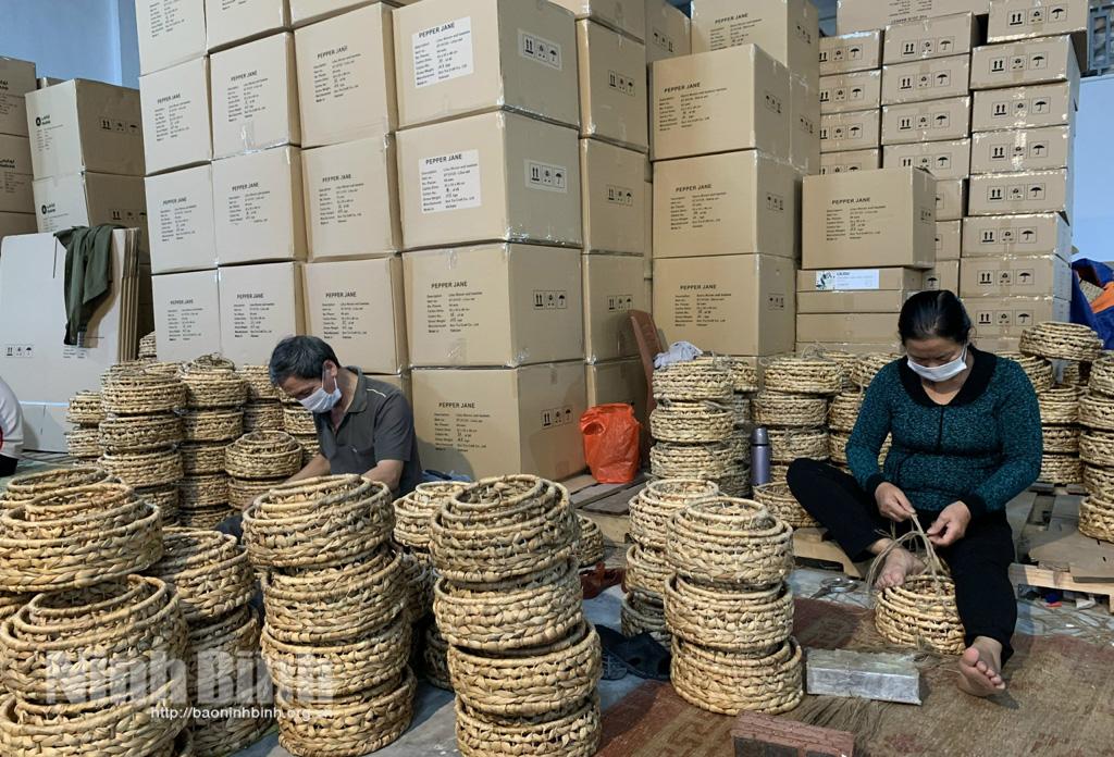 Hoạt động xuất nhập khẩu một năm vượt khó