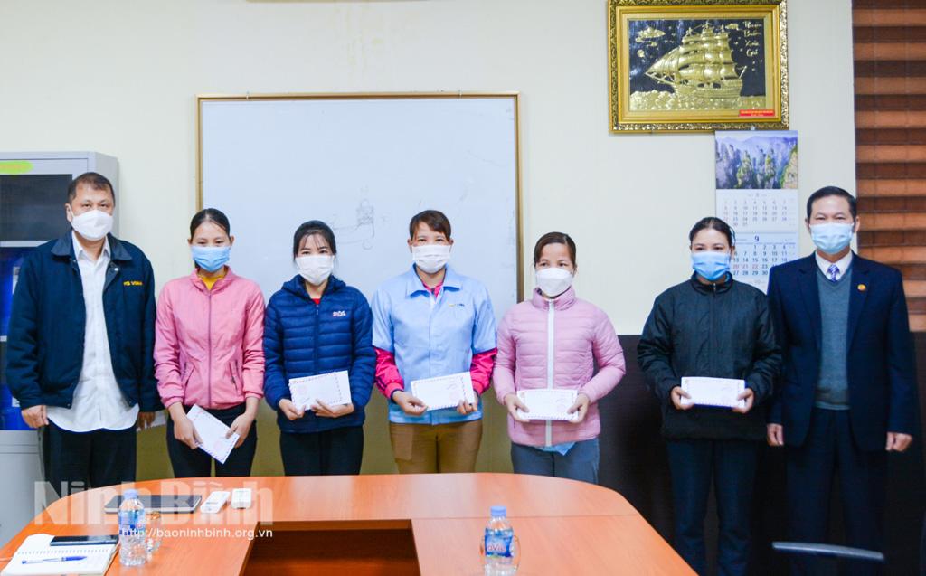 Trao tặng quà Tết cho đoàn viên, người lao động có hoàn cảnh khó khăn