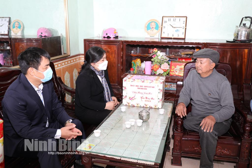 Tặng quà người cao tuổi, người có công với cách mạng và hộ nghèo nhân dịp tết Nguyên đán Nhâm Dần 2022