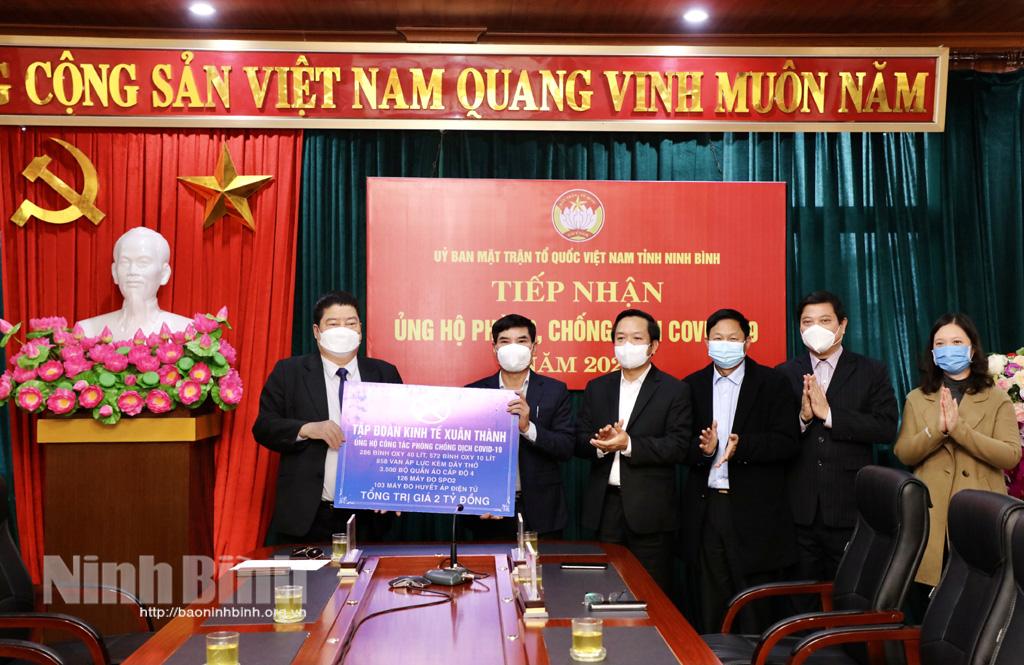 Tiếp nhận ủng hộ phòng, chống dịch COVID-19 từ Tập đoàn Kinh tế Xuân Thành
