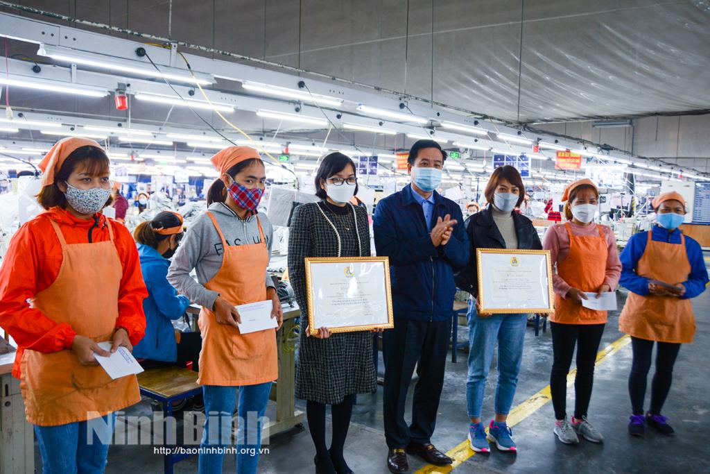 Trao quà Tết cho đoàn viên, người lao động có hoàn cảnh khó khăn