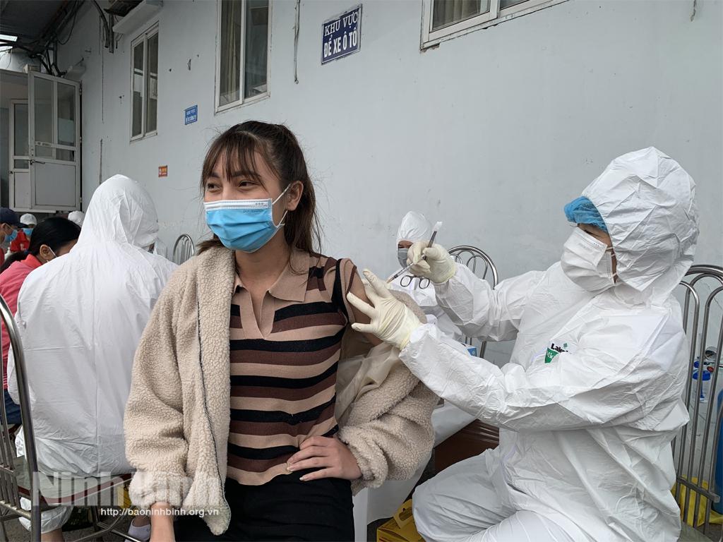 Tỷ lệ tiêm chủng vắc xin phòng COVID-19 của Ninh Bình vẫn đạt cao