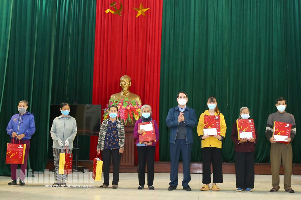 Tặng 141 suất quà cho các hộ nghèo của xã Yên Nhân