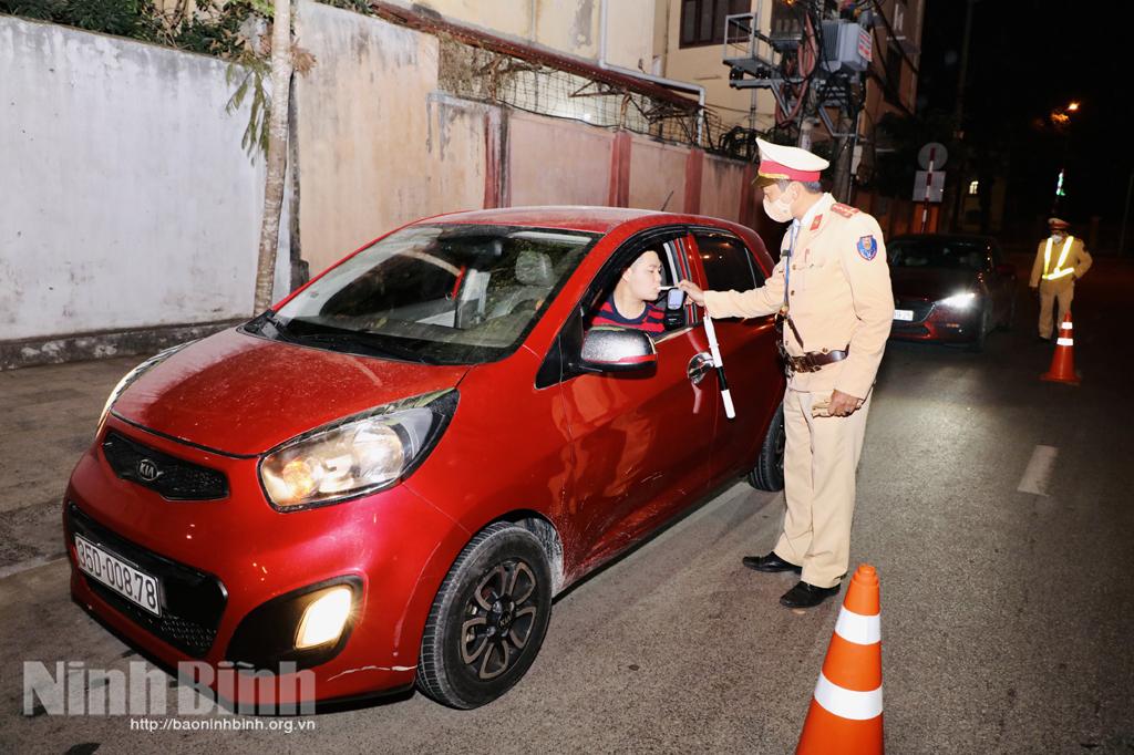 Kiên quyết xử lý vi phạm nồng độ cồn dịp Tết