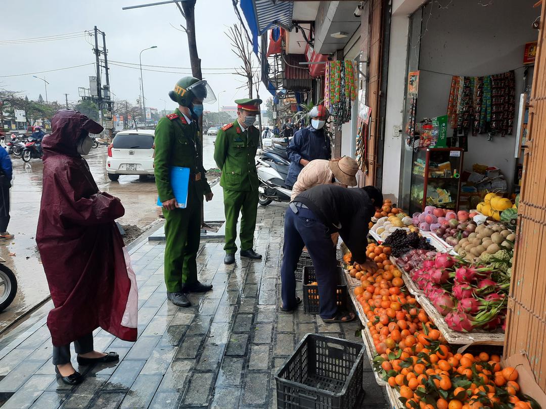 Kim Sơn ra quân giải tỏa vi phạm hành lang an toàn đường bộ