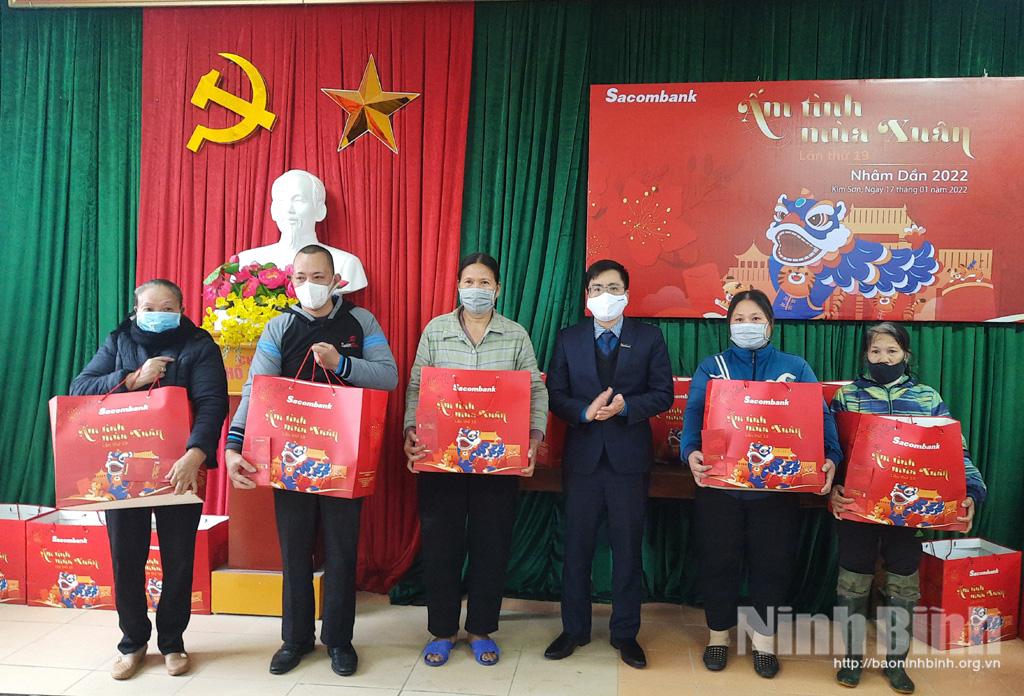 Ngân hàng Sacombank Ninh Bình tặng quà Tết cho người nghèo